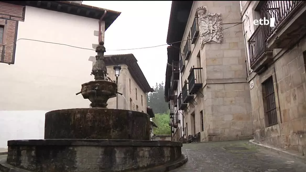 Euskal Autonomia Erkidegoko herri guztietan aurkeztu dituzte zerrendak, baina, dozena bat herritan, bakarra aurkezten da. Hori da Leintz Gatzagaren kasua: duela lau urte ezin izan zuten bozkatu, ez baitzen inor aurkeztu. Aurten, zerrenda bakarra dago Gipuzkoako udalerri horretan.