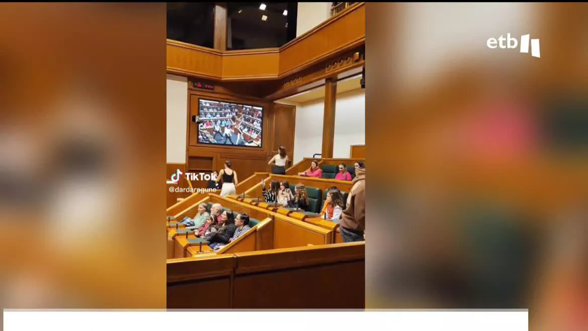 La actuación realizada por Dardara en el Parlamento Vasco ha superado el millón de reproducciones. TikTok se ha convertido en una herramienta muy utilizada para aprender bailes y coreografías.