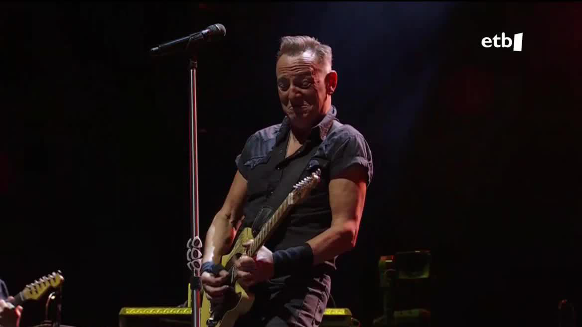 3 horas, 28 temas. 50 años de discografía. 55 000 personas disfrutaron en cuerpo y alma de una noche mágica e inolvidable junto a Springsteen y su banda E Street, en el concierto que ha dado inicio a la gira europea del Boss.