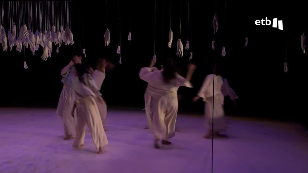 El alumnado de cuarto curso de Dantzerti protagonizan el espectáculo “Eskukatu” ('Manosear) ,en el Teatro Barakaldo. Aprender a crear un espectáculo desde cero es un ejercicio imprescindible dentro de la formación de los alumnos, y tras seis meses de trabajo, este es el resultado.