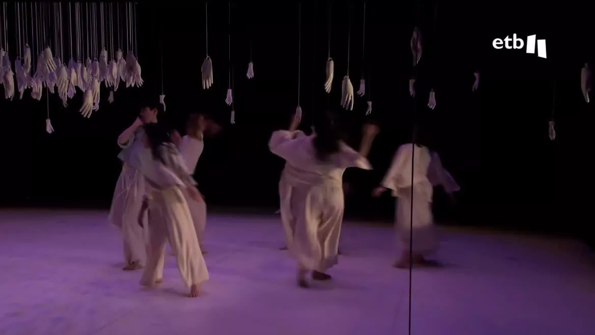 El alumnado de cuarto curso de Dantzerti protagonizan el espectáculo “Eskukatu” ('Manosear) ,en el Teatro Barakaldo. Aprender a crear un espectáculo desde cero es un ejercicio imprescindible dentro de la formación de los alumnos, y tras seis meses de trabajo, este es el resultado.