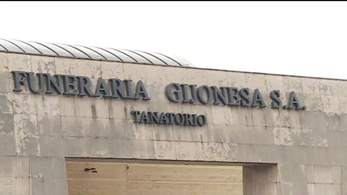 Asturiasko presidenteak ere iragarri du bere Gobernuak gertatutakoa sakon ikertuko duela. Gaur zabaldu dute gaztearen hil kapera eta bihar izango da hileta, Gijonen. Hil aurretik eskutitz bat argitaratu zuen sare sozialetan; haren ikastetxean bulliynga egin zioten klasekideei leporatzen die ardura.