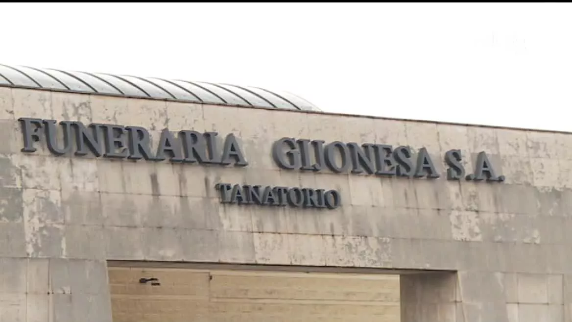 La policía investiga el suicidio de la joven de 21 años que escribió una carta de despedida responsabilizando de su muerte a quienes la acosaron en el colegio. El presidente de Asturias ha anunciado una investigación y ha apostado por reforzar protocolos.