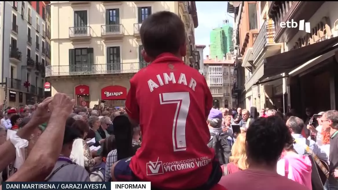 Son como mínimo 24 000 rojillos en Sevilla, pero son miles también los que no han viajado y les toca vivirlo desde casa. En Pamplona la ilusión se palpa por la calle, y el rojo ha conquistado la ha conquistado desde primera hora de la mañana.