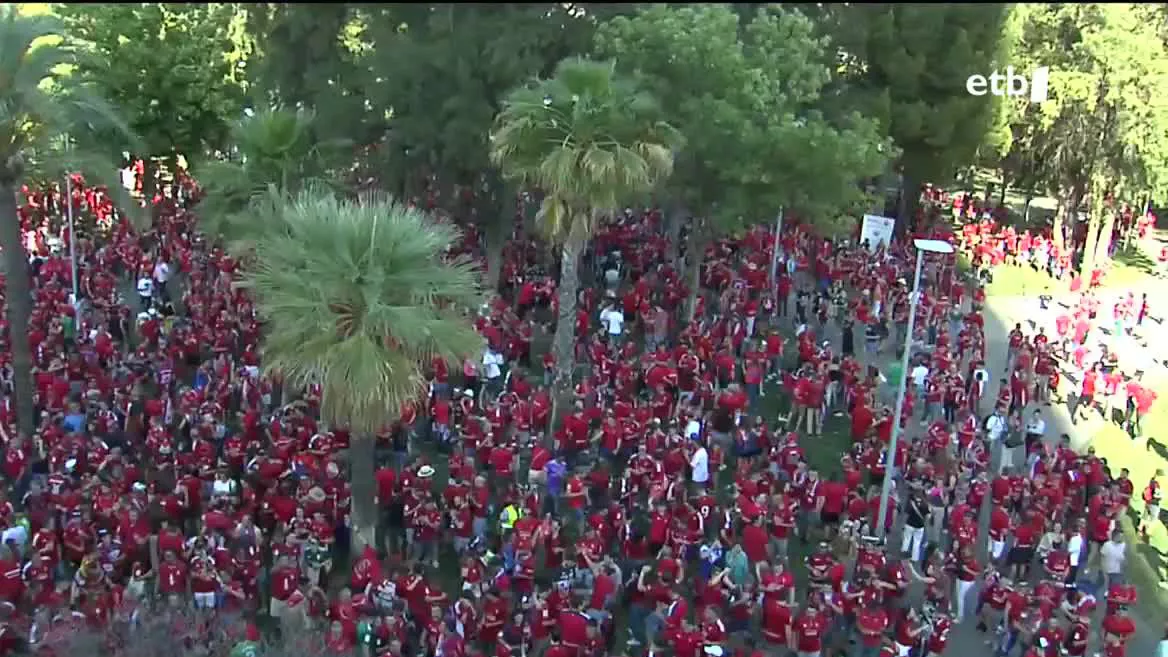 Final aurreko giroa egun osoan nabaritu da Sevillako kaleetan. Hiria gorriz jantzita egon da gau eta egun. Sevillara hurbildu diren 24.000 osasunazaleak nagusi izan dira partida atarian, une oro kantuan.