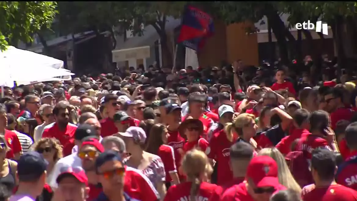 El ambiente previo a la final se ha hecho notar durante todo el día en las calles de Sevilla; la ciudad ha estado vestida de rojo día y noche. Los 24 000 aficionados del Osasuna que se han acercado a Sevilla han protagonizado la previa del partido.