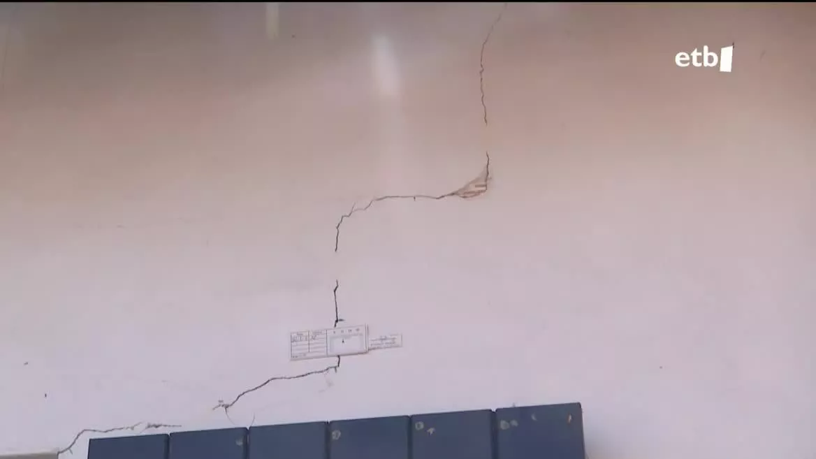 Ur eskasia dela eta, buztin-lurretan eraikitako etxeetan arrakalak agertu dira, lurren mugimenduengatik. Ez da fenomeno berria, baina gero eta etxe gehiagotan ari dira agertzen kalteak.