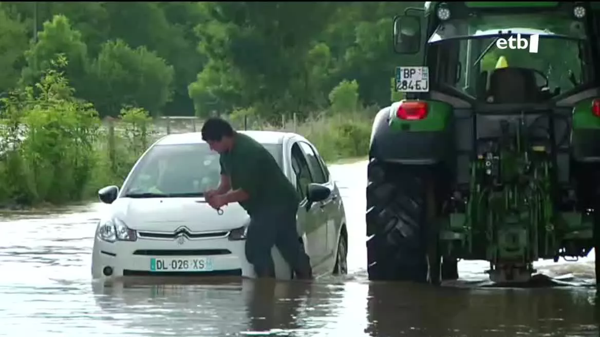 Azken orduetan apur bat hobera egin du egoerak, baina 15 ordutan 100dik gora litro bota ditu Senpere inguruan. Uholdeak izan dira Senperen bertan eta Saran, eta arazoak errepidean. Igandeko Herri Urrats, kolokan.