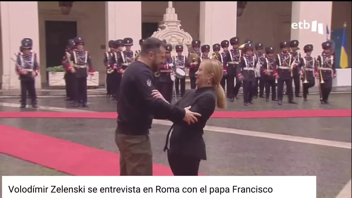 A su llegada a Italia ha sido recibido por el presidente de la republica y después por la primera ministra Georgia Meloni. Esta tarde Zelenski se entrevistará con el papa Francisco, para hablar, cómo no, sobre la operación  diplomática para lograr la paz que el Vaticano ha puesto en marcha.