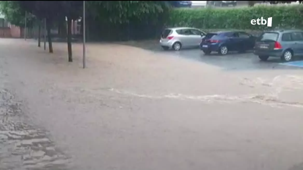 Urak kalteak egin ditu kiroldegian, supermekatuan eta baratzeetan, ibaiek gainezka egin ostean. Egoera lasaitzen ari da, baina lur-jausiak ere izan dira.
