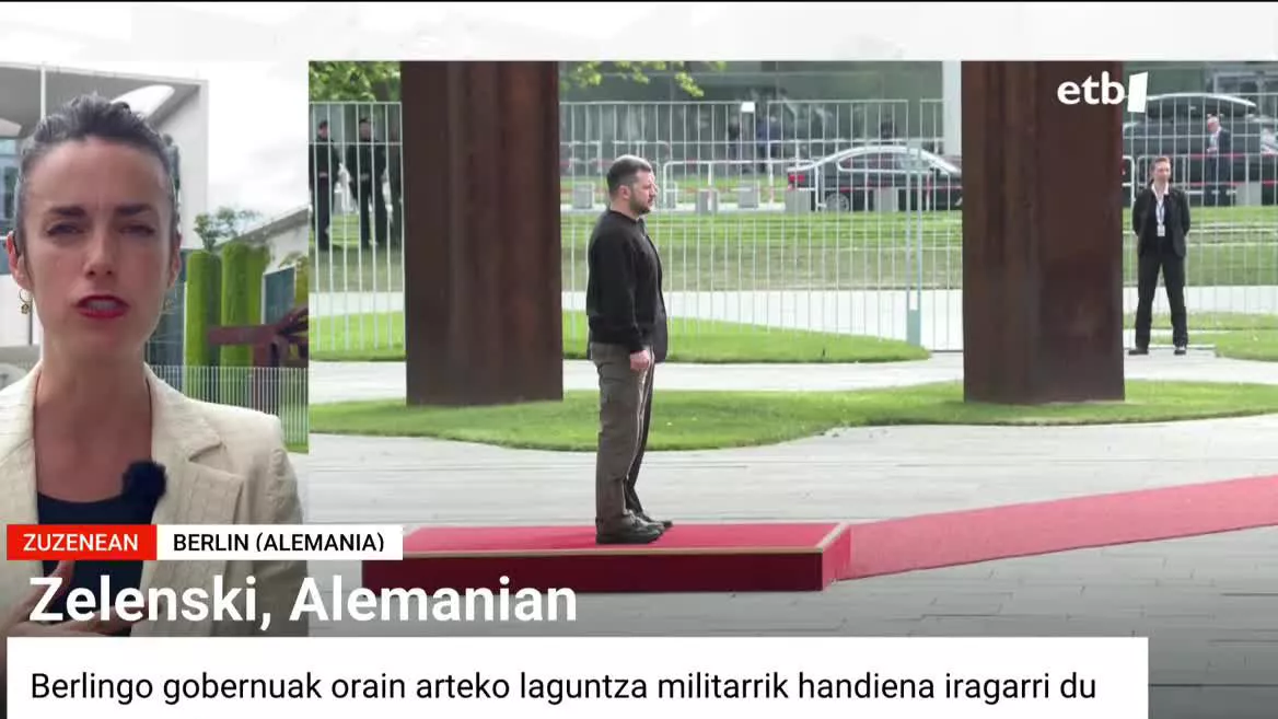 Volodimir Zelenski Ukrainako presidentea Alemanian izan da gaur. Olaf Scholtz kantzilerrarekin elkartu da eta haren babesa jaso du. Babesa, eta laguntza militarra ere bai, 2.700 milioi euroko laguntza militarra.