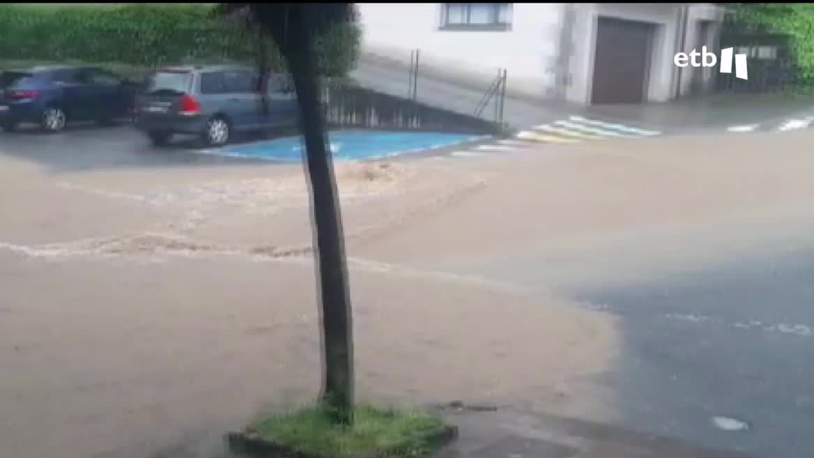 El agua ha dañado el polideportivo, el supermercado y muchas huertas, tras desbordarse el río. La situación se está calmando, pero también se han registrado desprendimientos de tierra.