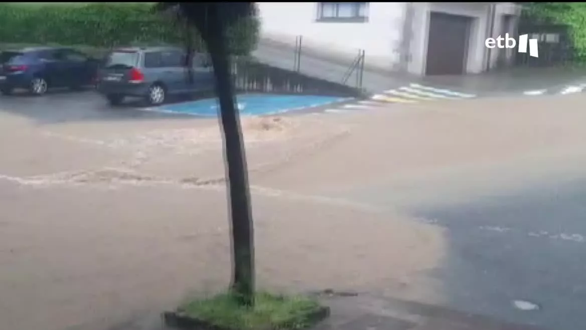 El agua ha dañado el polideportivo, el supermercado y muchas huertas, tras desbordarse el río. La situación se está calmando, pero también se han registrado desprendimientos de tierra.