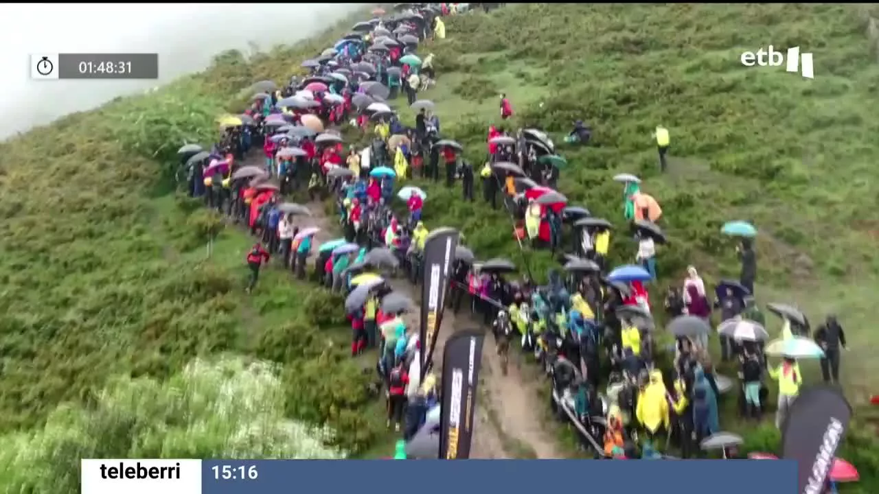 Tanto en la localidad de Zegama, como montaña arriba, una multitud se ha reunido para disfrutar de la emblemática maratón de montaña. Sin embargo, la organización ha tenido que modificar la prueba debido al tiempo.