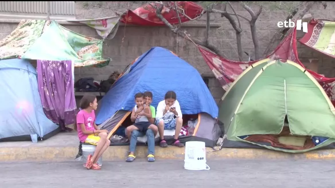 La desesperación en algunos pueblos de Latinoamérica lleva a miles de personas a partir en caravana hacia Estados Unidos, cruzando México. En esas caravanas van también muchos niños y niñas. La corresponsal de EITB Arantxi Padilla ha estado con 4 de ellos.