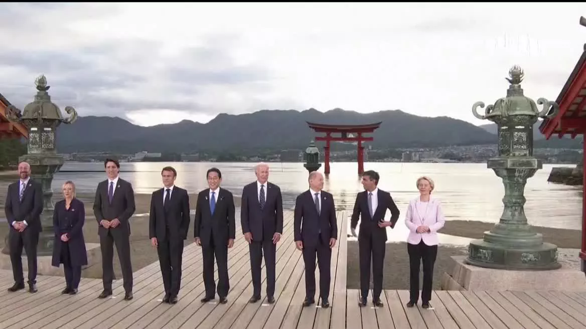 El G-7, reunido en Japón, anuncia nuevas sanciones para asfixiar a Rusia y reafirma su compromiso de ayudar a Kiev el tiempo que sea necesario. Una declaración que llega entre rumores de que Volodimir Zelenski podría llegar en las próximas horas a Japón.