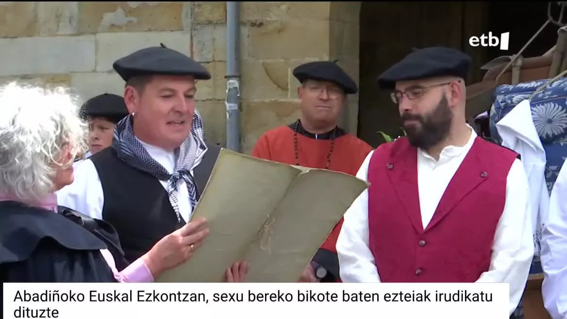 Urtero ospatzen den euskal ezkontza tradizionalaren antzepenak berritasun nagusi bat izan du aurten; lehen aldiz, herriko bi gizonezko ezkondu dira modu sinbolikoan, Ekaitz Herrera eta Koldo Rodriguez. LGTB komunitatea gehiago bistaratzeko helburuarekin hartu du parte bikoteak ekitaldian.