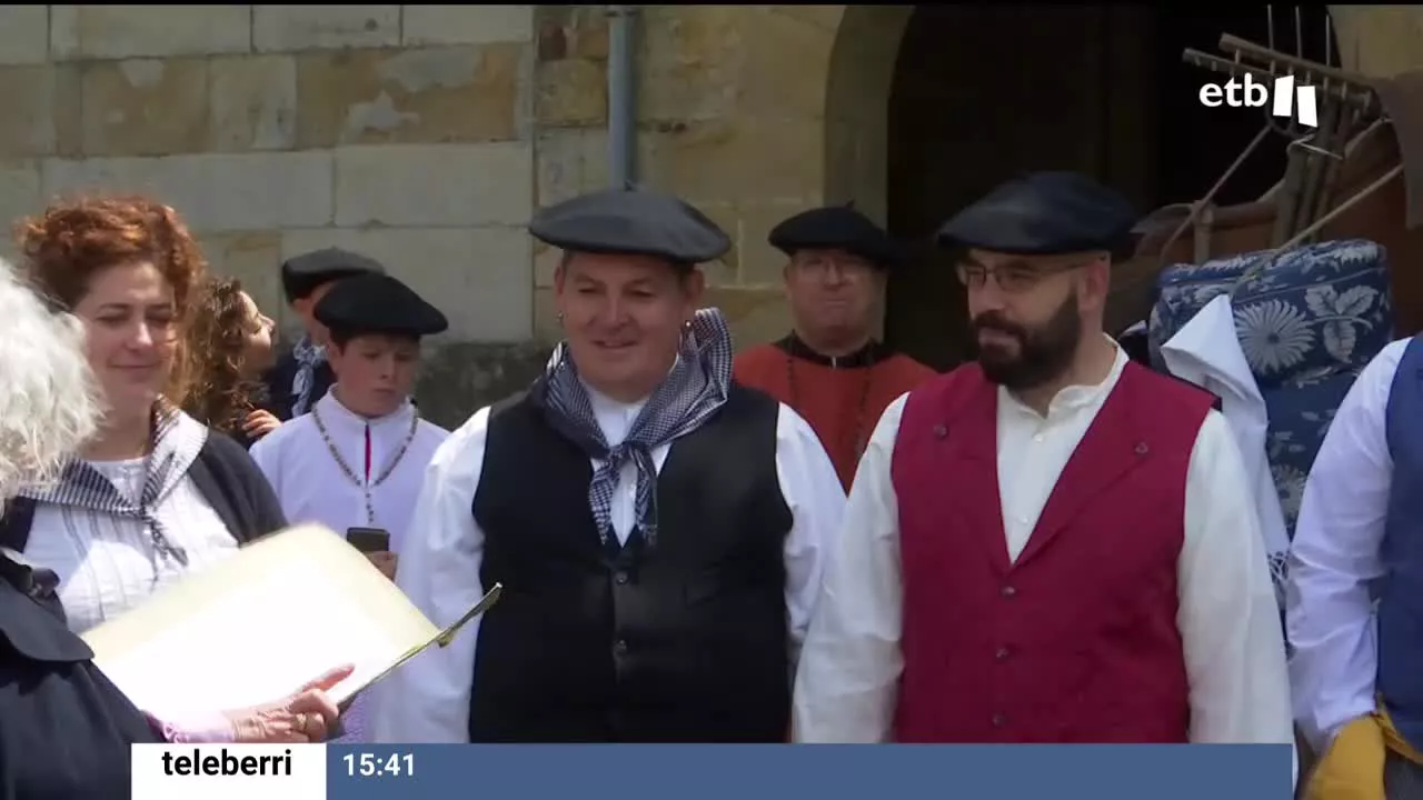 La tradicional boda vasca que se representa en Abadiño cada cuatro años, ha tenido una importante novedad. Por primera vez, una pareja del mismo sexo ha representado la “euskal ezkontza.”La pareja formada por Ekaitz Herrera y Koldo Rodríguez se han dicho el sí quiero, con total normalidad.