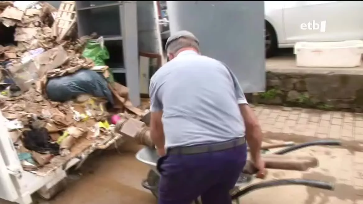 Beratar gehienak kalera atera dira atzoko uholdeek utzitako arrastoak garbitzera. Kalteak oso handiak izan dira. Udalak Bera hondamendi eremu izendatzea eskatu du, eta bihar hasiko dira tramiteekin.