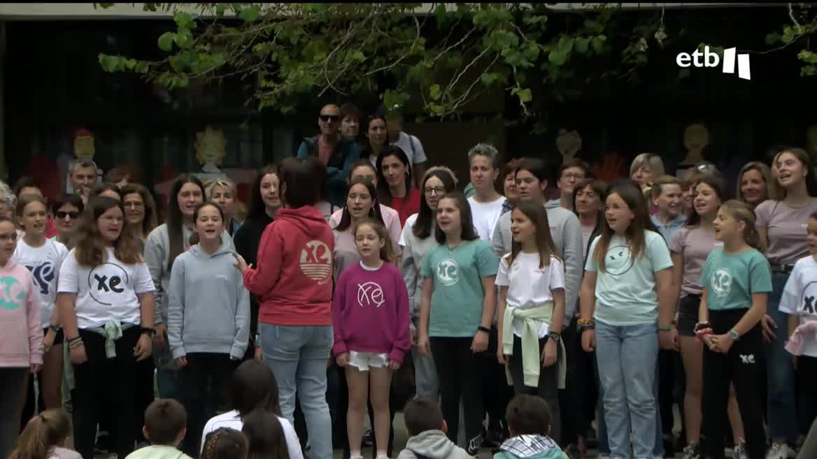 Ibilaldia, la fiesta de las ikastolas de Bizkaia, se celebra este domingo en Ondarroa y ha acogido una vez más a miles de personas, en favor del euskera y su enseñanza. En un recorrido de cinco kilómetros, se ofrecen hoy numerosas actividades.