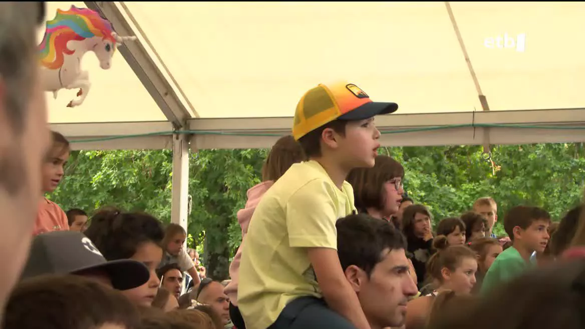 Ondarroarrek esango luketen modura, IbilaldiXE antolatu dute herrian. Hain justu, Xe! atzizkia hartu dute lelotzat, euren euskalkian oso presente dagoena. Herria txiki geratu da heldu diren milaka euskaltzaleekin.