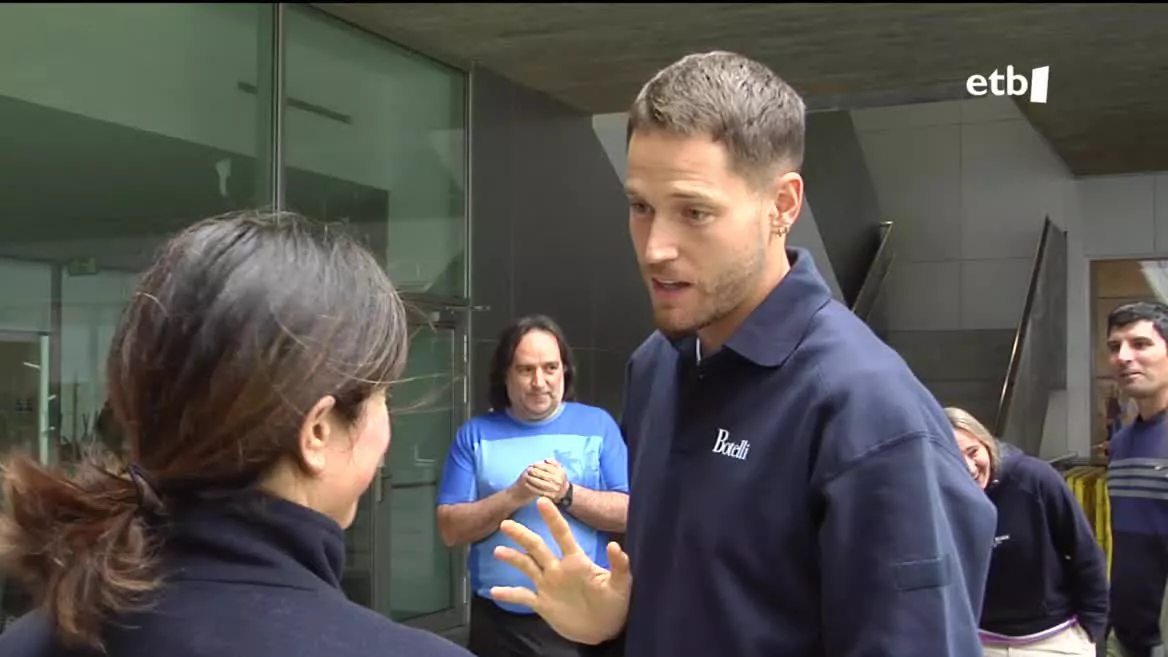 Alex Remiro Realeko atezainak Gipuzkoako futbol taldeetako gaztetxoen ongizate emozionala zaintzeko proiektua garatu du, eta horixe ezagutu dugu. Futbol Mas fundazioaren enbaxadorea da atezain nafarra, eta haur horien gurasoekin egiten den lana ikusi dugu.