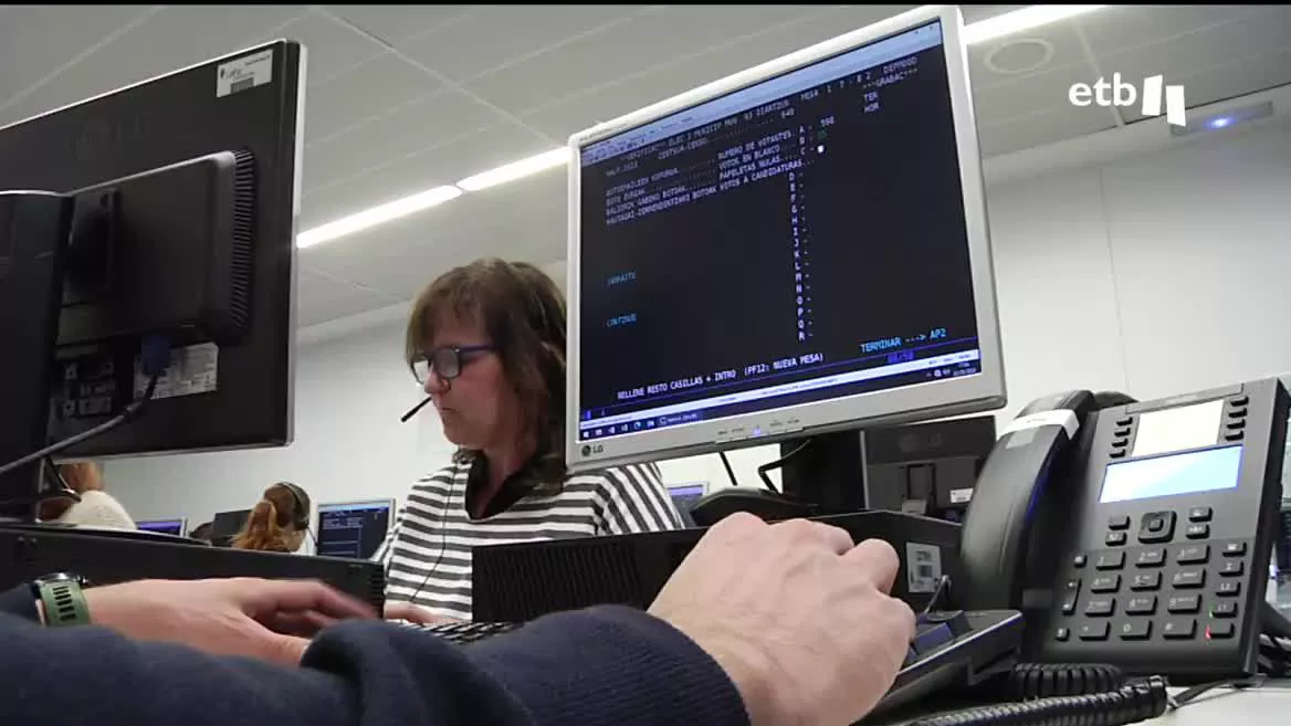 Cientos de personas alimentarán este domingo el sistema de escrutinio. Para evitar errores y recopilar información cuanto antes, se realizan simulacros. Los datos se introducen por letra y número para reducir errores, y si se detecta algún error, se corrige tan pronto como es posible.