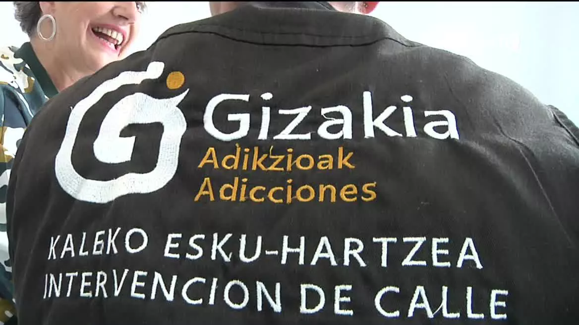 Eusko Jaurlaritzaren Erdu programarak iaz adikzioak dituzten 270 pertsonari lagundu zien. Lagundu dituzten pertsona gehienak gizonezkoak dira, 36 eta 50 urte artekoak alkohol eta droga arazoekin, eta % 90ek gaixotasun mentalen bat dute. Horietatik % 60k euren egoera bideratzea lortu zuten.