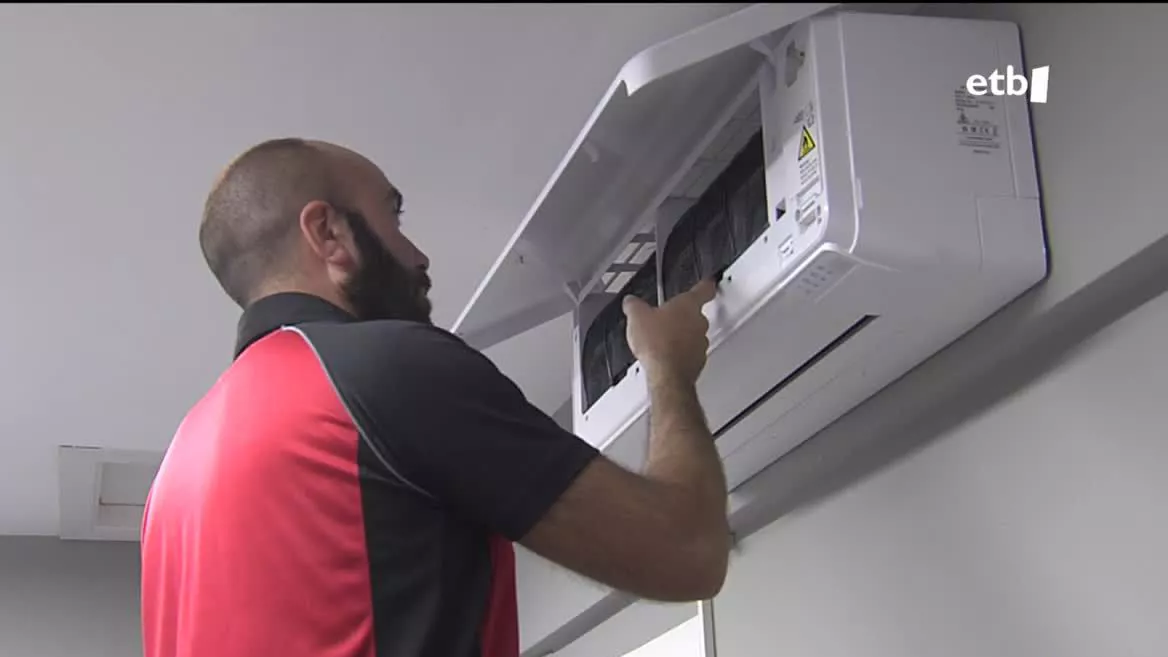 Iazko uda beroaren ondoren, gehiago izan dira etxebizitzetan aire girotua instalatu duten partikularrak, eta instalazio enpresak lanez gainezka daude.