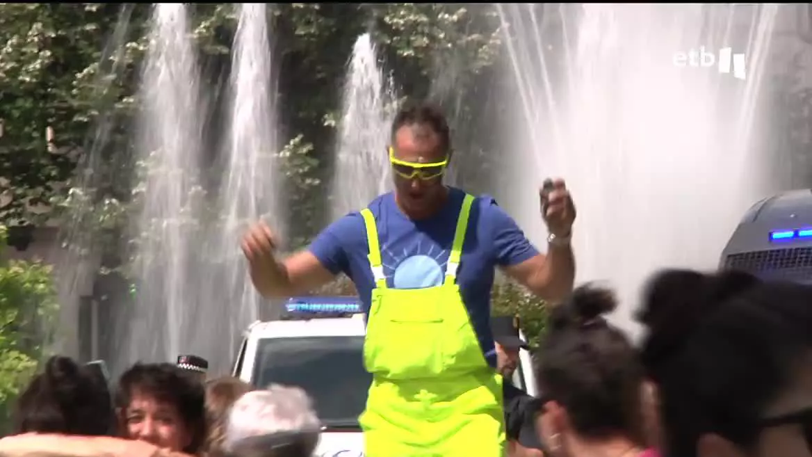 En las calles de Pamplona/Iruña, han reclamado su visibilidad al tiempo que han denunciado una medicación excesiva que les anula como personas. Una jornada festiva y reivindicativa para las personas que tienen diagnosticado algún trastorno mental como la esquizofrenia.