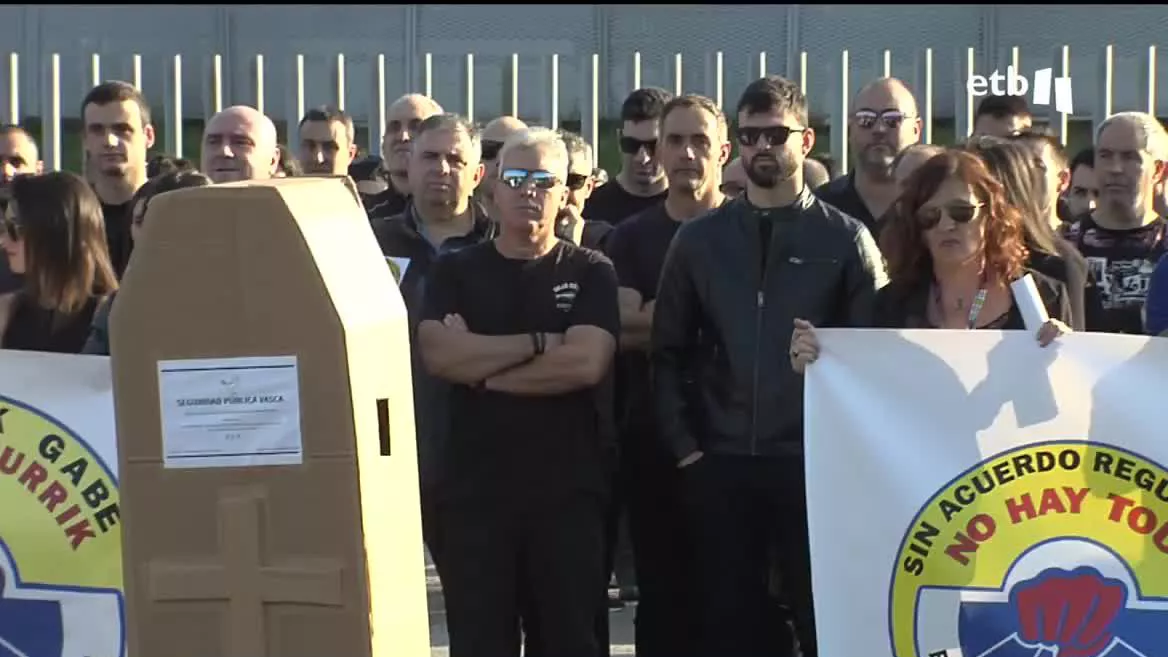 Los ertzainas piden renovar el convenio y mejorar condiciones. Las protestas han alcanzado un momento álgido esta semana con el bloqueo del tranvía frente al Parlamento Vasco durante media hora que ha acabado con un expediente al jefe de la Ertzaintza en Gasteiz por la nula actuación del cuerpo.