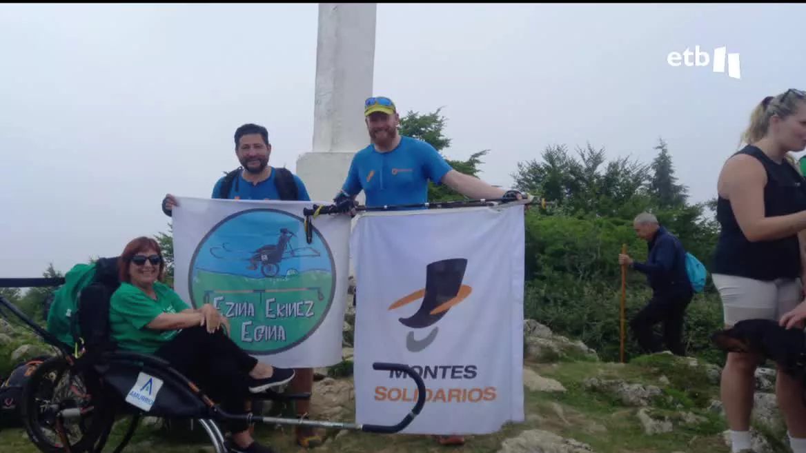 La zarauztarra afectada por esclerosis lateral amiotrófica (ELA) ha subido hasta la cima gracias a la ayuda de la asociación Montes Solidarios. Lo ha podido hacer con la ayuda de una silla especial y acompañada de sus familiares y amigos, con los que ha podido pisar de nuevo, 20 años después.