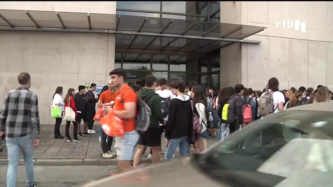 Este año 3822 estudiantes navarros acceden a la EBAU, y de ellos una cuarta parte realizará los exámenes en euskera. El primer examen ha sido el de lengua y literatura.