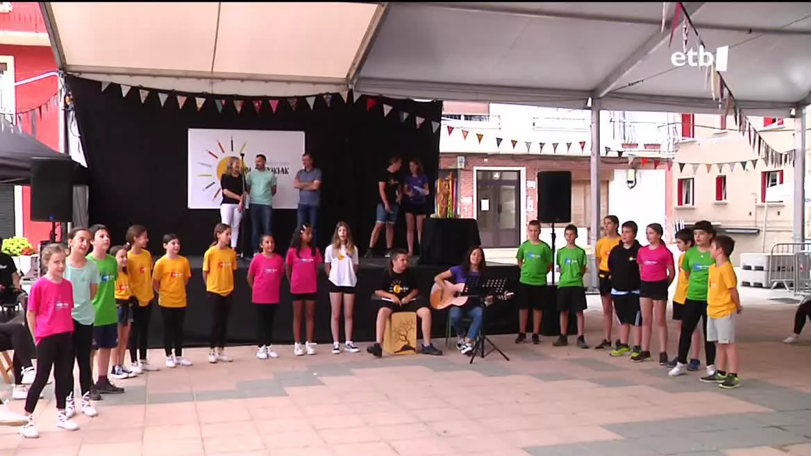 Gaurko festa indarrak batu, eta harremanak sendotzeko antolatu da, baina batez ere gozatu eta disfrutatzeko.  Herriko txokoak kolorez, musikaz eta irribarrez bete dituzte, eta datorren urteko festa antolatzeko lekukoa Adunako eskola txikiak jaso du.