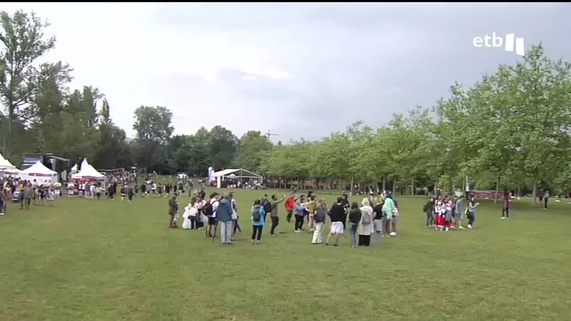 Al igual que en la pasada edición, la fiesta se ha organizado entre las ocho ikastolas alavesas. Este año, el dinero recaudado irá destinado a la ikastola Lautada de Agurain/Salvatierra. Han preparado un amplio programa de actividades para disfrutar de la cultura vasca.