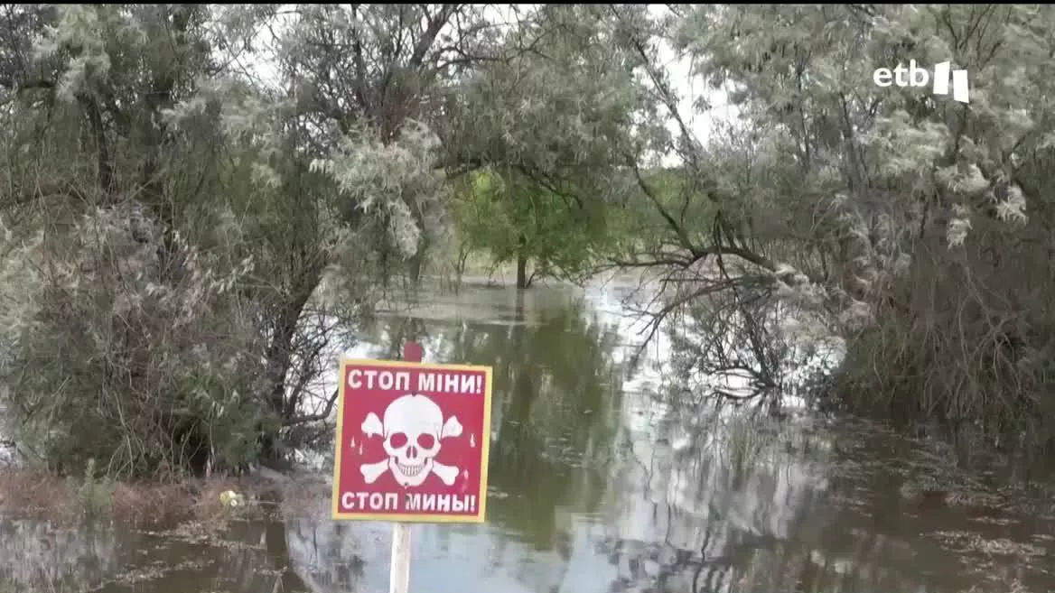 Las minas son una gran amenaza en Ucrania en estos días. El agua vertida  tras la explosión de la presa de Nova Kajovka  ha movido las minas dispersadas por los rusos durante las ocupaciones. Las corrientes las llevan a la deriva, multiplicando el peligro.