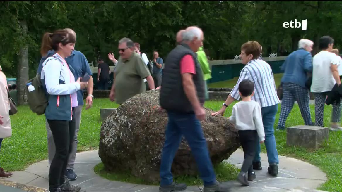 Familian edo lagun artean, herritar asko igo dira Urkiolako Santutegira, tradizioari jarraituz. Batzuek, beste behin ere, harriari bueltak eman dizkiote, erlojuaren noranzkoan, bikotekide eske.