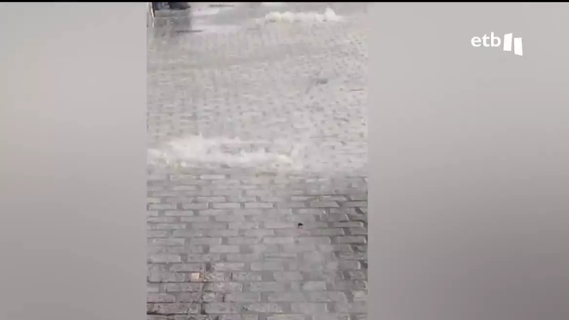 Los expertos indican que estamos ante una situación inusual por la alta cantidad de tormentas. A partir del miércoles, la situación se estabilizará hasta el sábado.