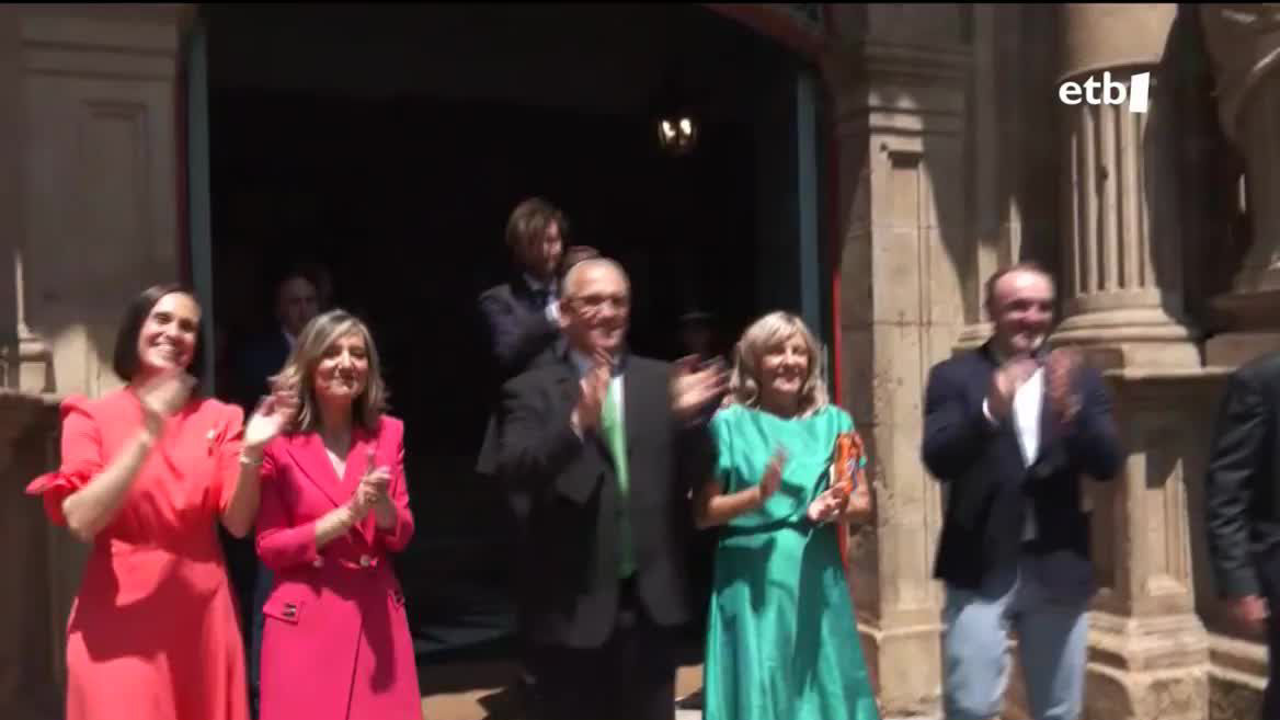 Iruñean, alderdien arteko desadostasunak medio, UPNko Cristina Ibarrolak hartu du azkenean aginte-makila. PSNk hasieratik esan zuen ez zuela ez UPNren ez EH Bilduren aldeko botorik emango, eta erabaki horrek ahalbidetu du Ibarrolak alkatetza eskuratzea.