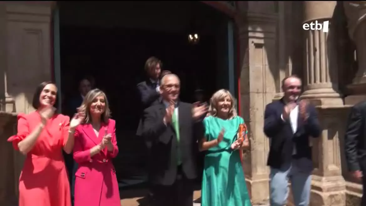 Iruñean, alderdien arteko desadostasunak medio, UPNko Cristina Ibarrolak hartu du azkenean aginte-makila. PSNk hasieratik esan zuen ez zuela ez UPNren ez EH Bilduren aldeko botorik emango, eta erabaki horrek ahalbidetu du Ibarrolak alkatetza eskuratzea.