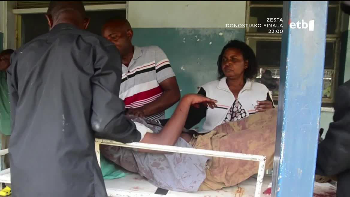 Estatu Islamikoarekin loturak dituen ADFko ustezko kideek egin dute erasoa bart, Mpondwe herrian, Errepublika Demokratikoaren mugatik oso gertu. Kongoko Armadarekin batera dihardu Ugandako Armadak ADF Indar Demokratiko Aliatuen aurka.