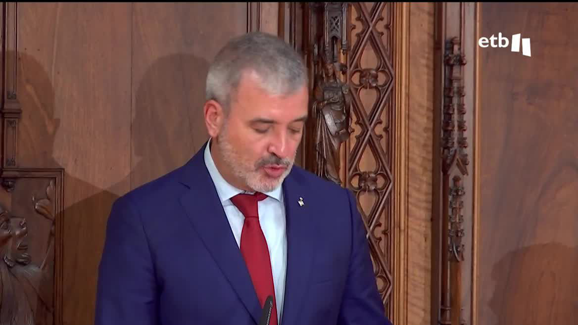 Gracias a un pacto anti-independentista de PSC, En Comú y PP, Collboni se erige alcalde y desbanca a Xavier Trías. Un pacto que se ha conocido poco antes de la votación y que ha causado un gran enfado en Junts y Esquerra.
