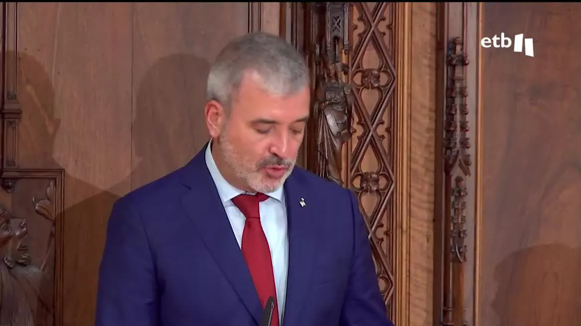 Gracias a un pacto anti-independentista de PSC, En Comú y PP, Collboni se erige alcalde y desbanca a Xavier Trías. Un pacto que se ha conocido poco antes de la votación y que ha causado un gran enfado en Junts y Esquerra.