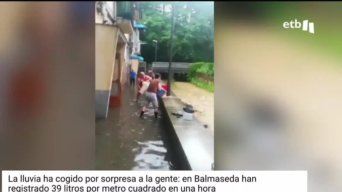 Los chubascos, las tormentas y el granizo han comenzado hacia las 15:00 horas. Hemos visto agua en garajes y comercios, alcantarillas desbordadas y varias calles y carreteras convertidas en ríos. Sin embargo, no parece que el agua se haya terminado ahí arriba, y seguirá lloviendo durante la noche.