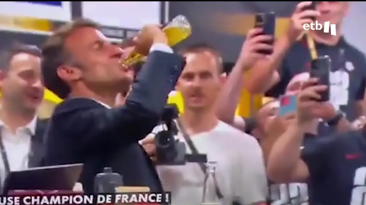 El presidente francés se ha visto envuelto en una nueva polémica esta vez no por su polémica reforma de las pensiones sino por haberse bebido una cerveza en el vestuario de los jugadores del rugby del Toulouse, celebrando el título de liga el pasado sábado.