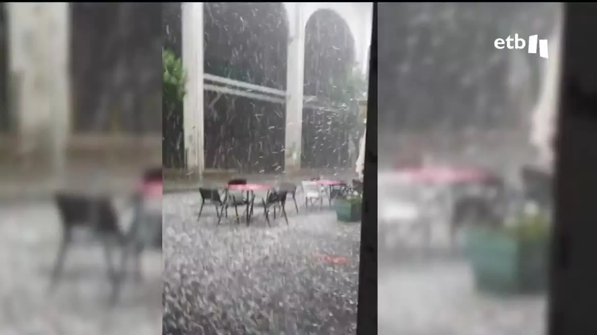 Las tormentas dejan fuertes precipitaciones en forma de granizo en distintos puntos de Euskadi. El riesgo de tormentas continúa activo durante las próximas horas.