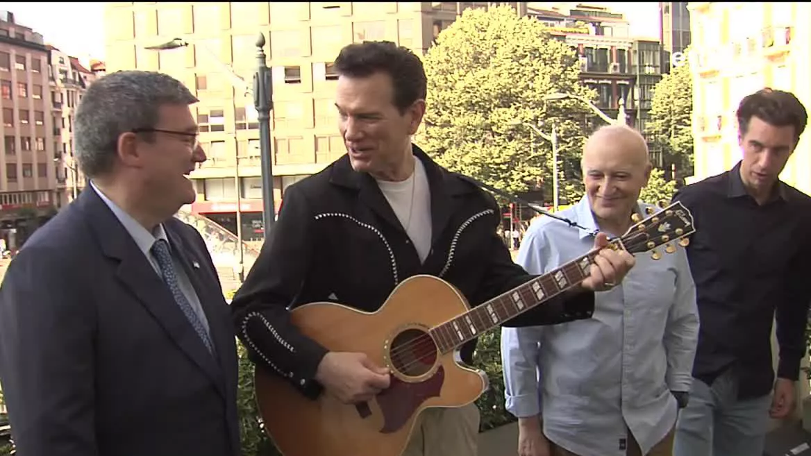 "Wicked game" bezelako kantu ezagunak eskainiko ditu Crhis Isaakek bihar BBK Legends jaialdian.