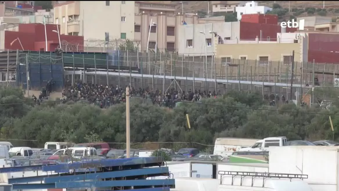 2.000 migratzaile eta errefuxiatu inguru Marokotik Espainiara sartzen saiatu ziren. Amnistia Internazionalaren arabera, 37 migratzaile hil ziren eta 77 gutxienez desagertuta jarraitzen dute. Bertara itzuli gara, sarraskiaren urteurrenean.