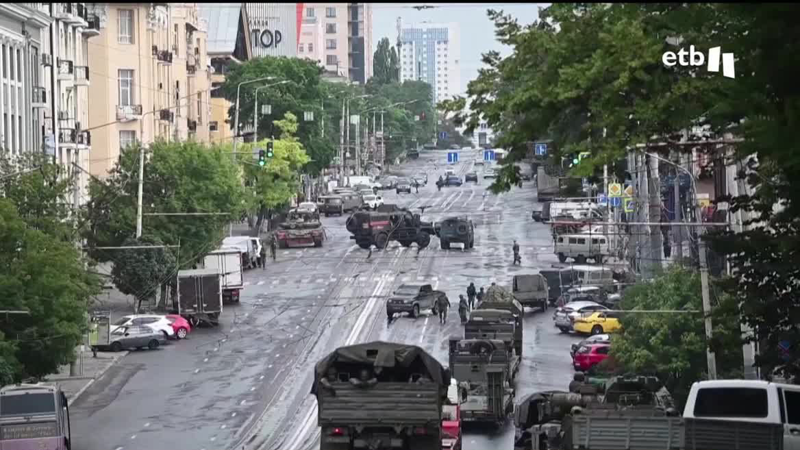 El grupo de mercenarios Wagner ha denunciado que una de sus bases de entrenamiento ha sido atacada con drones rusos y ha amenazado con partir hacia Moscú si no hay cambios en el Ministerio de Defensa. La ciudad de Rostov ya ha sido tomada militarmente.