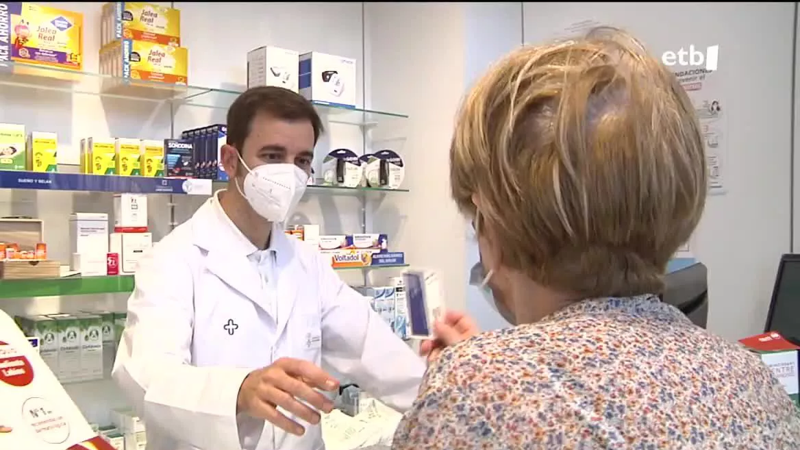 Hiru urte baino gehiagoz beharrezkoa izan da musukoa jantzea osasun-.zentroetan, farmazietan eta adinekoen egoitzetan. Orain gomendio izango da arnas infekzioen sintomak daudenean. Paziente immunodeprimituak egon litezkeen lekuetan  hala nola onkologia unitateetan edo ZIUetan eskatu ahal izango da.